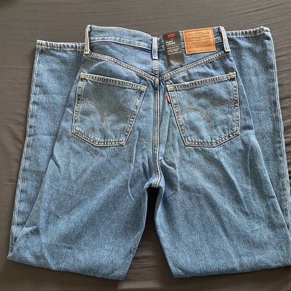 Levi's high loose ripped knee jean in mid wash - Picture 3 of 13